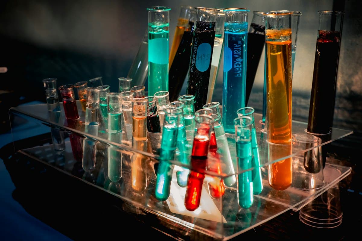 Tubes à essai remplis de liquides colorés